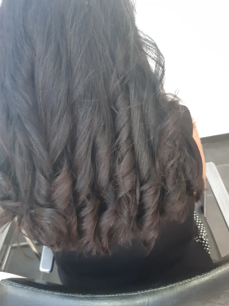 Caracóis definidos em cabelo escuro