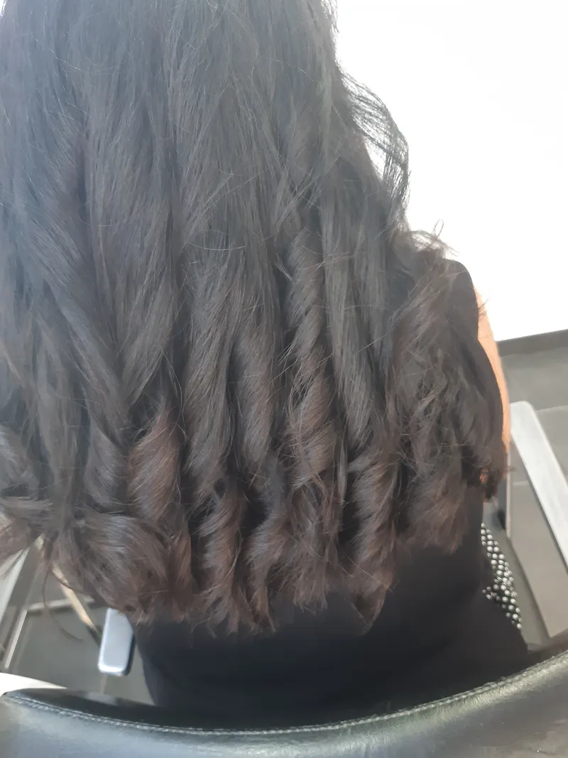 Caracóis volumosos em cabelo castanho